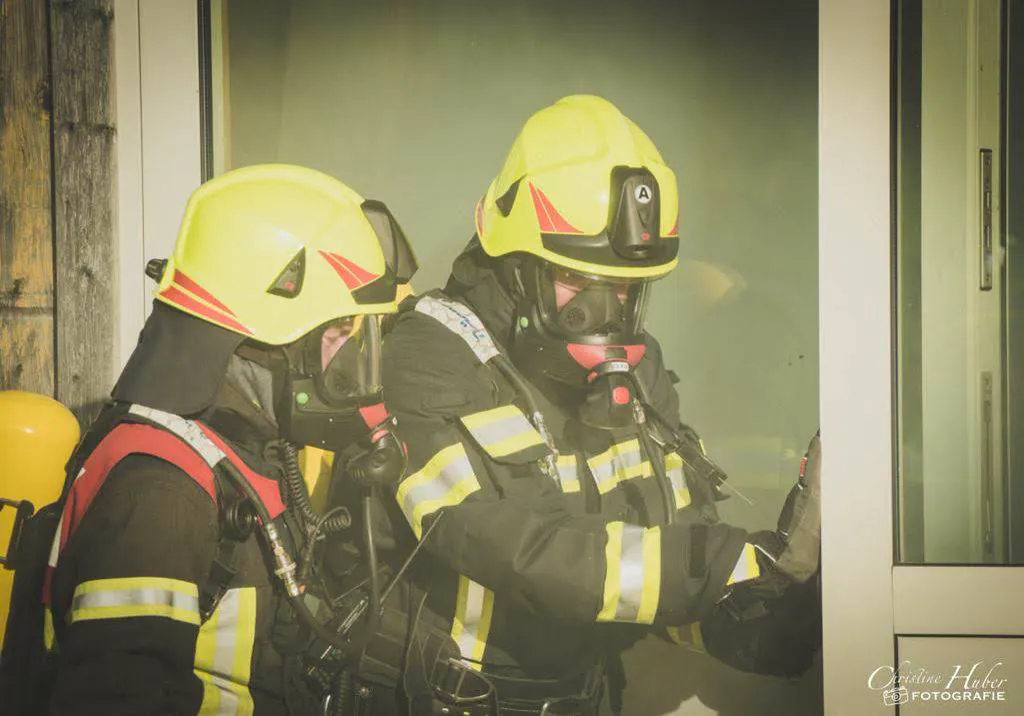 Zwei Feuerwehrleute mit Atemschutz im Einsatz